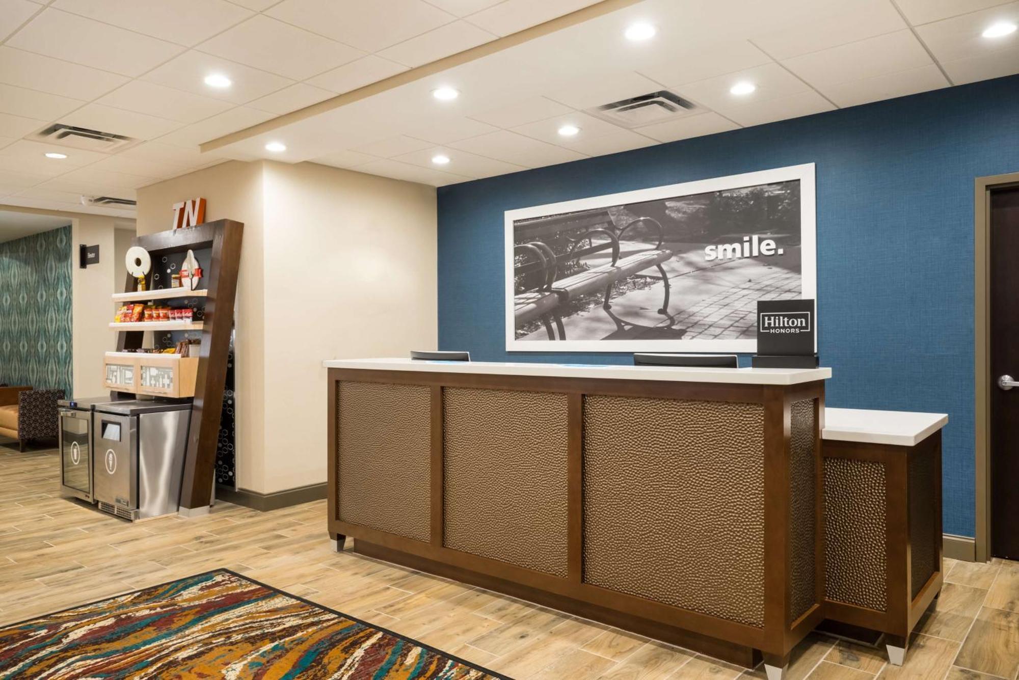 Hampton Inn Newport Exterior foto